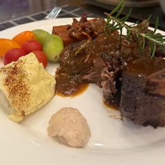 A picture of Worlds most amazing Short Ribs - just try it - it will become a family favourite treat :P.