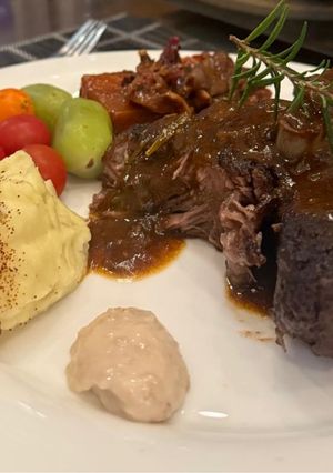 A picture of Worlds most amazing Short Ribs - just try it - it will become a family favourite treat :P.