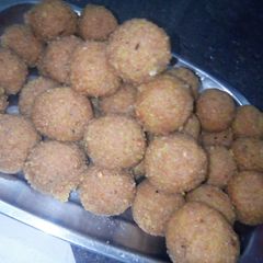 A picture of Besan ki papdi ke ladoo.