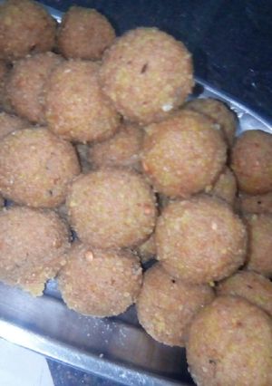 A picture of Besan ki papdi ke ladoo.