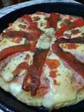 Primer pizza del año de jamón y morrón compartida con amigas