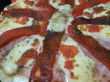 Primer pizza del año de jamón y morrón compartida con amigas