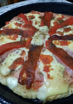 Una foto de Primer pizza del año de jamón y morrón compartida con amigas