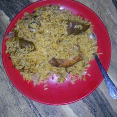 A picture of Jollof rice wt pomo n slice onion.
