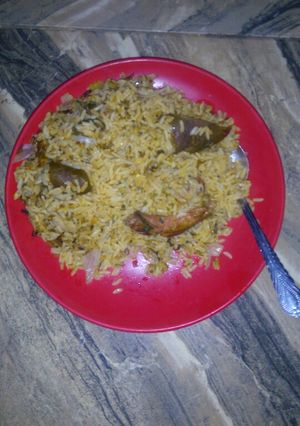 A picture of Jollof rice wt pomo n slice onion.