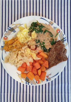 Dreierlei Stampf, Möhren, Blattspinat und Rindersteak Rezepthauptbild