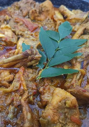 A picture of Nadan Kozhi curry (Chicken curry Kerala style).
