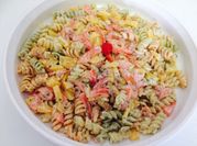 Una foto de ensalada de pasta de colores
