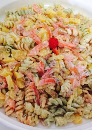 Una foto de Ensalada deli y sencilla de pasta de colores