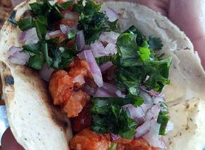 Una foto de Tacos al pastor con soya texturizada 🌮🌮🌮