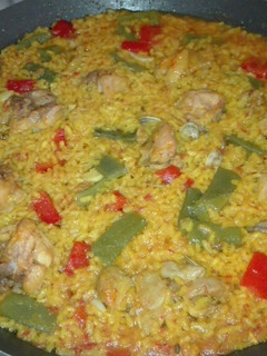 Una foto de Arroz con pollo y almejas