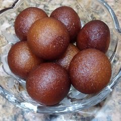 A picture of Gulab Jamun.
