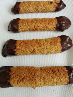 Una foto de Bastones de avellanas y almendras al chocolate
