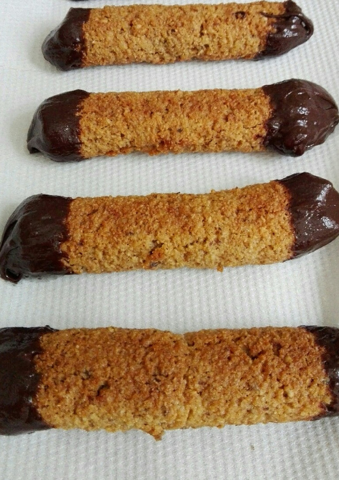 Una foto de Bastones de avellanas y almendras al chocolate