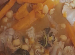 Foto de Guisado de Carne de Porco com Grão de Bico e Cenoura
