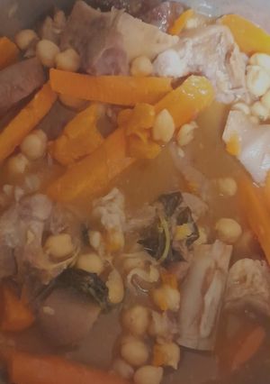 Foto de Guisado de Carne de Porco com Grão de Bico e Cenoura