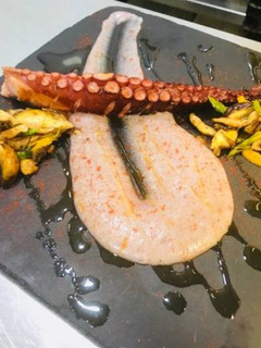 Una foto de Pulpo con parmentier violeta