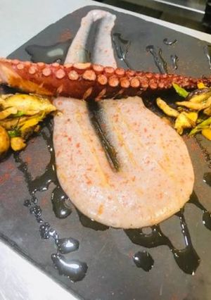 Una foto de Pulpo con parmentier violeta
