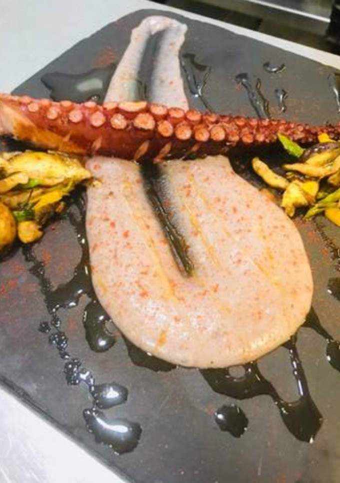 Una foto de Pulpo con parmentier violeta