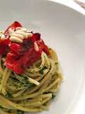 Spaghetti al pesto di tarassaco e mandorle con pomodorini confit
