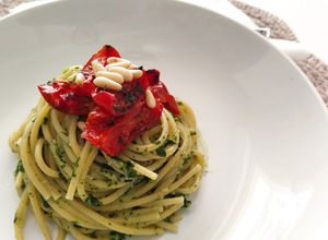 Foto di Spaghetti al pesto di tarassaco e mandorle con pomodorini confit
