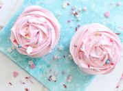 Una foto de frosting fresa cupcake