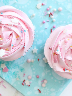 Una foto de Cupcakes de chocolate y fresa