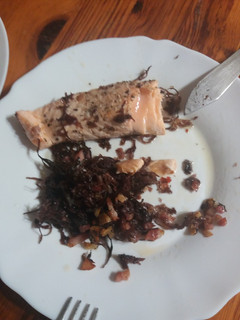 Una foto de Salteado de Musgo rojo estrellado con salmón