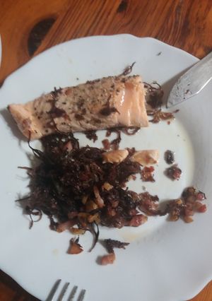 Una foto de Salteado de Musgo rojo estrellado con salmón