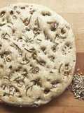 Focaccia di farro con noci e rosmarino