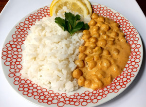 Una foto de Curry de Garbanzos con Arroz 🍛