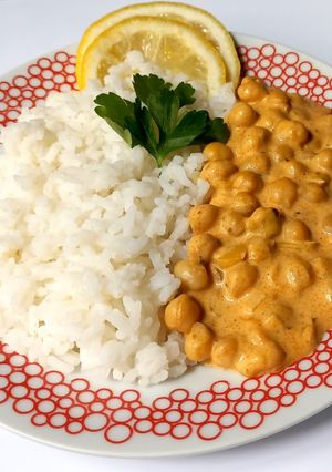 Una foto de Curry de Garbanzos con Arroz 🍛