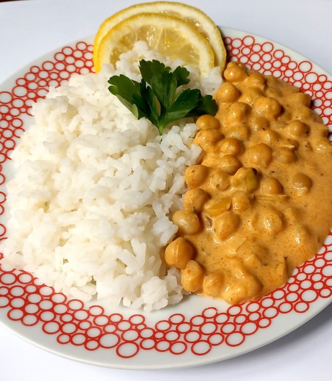 Una foto de Curry de Garbanzos con Arroz 🍛