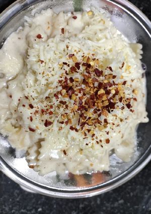 A picture of White sauce cheesy pasta.