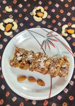 ખજૂર ડ્રાયફ્રુટ બરફી (Dates Dryfruit Barfi Recipe In Gujarati) રેસીપી મુખ્ય ફોટો
