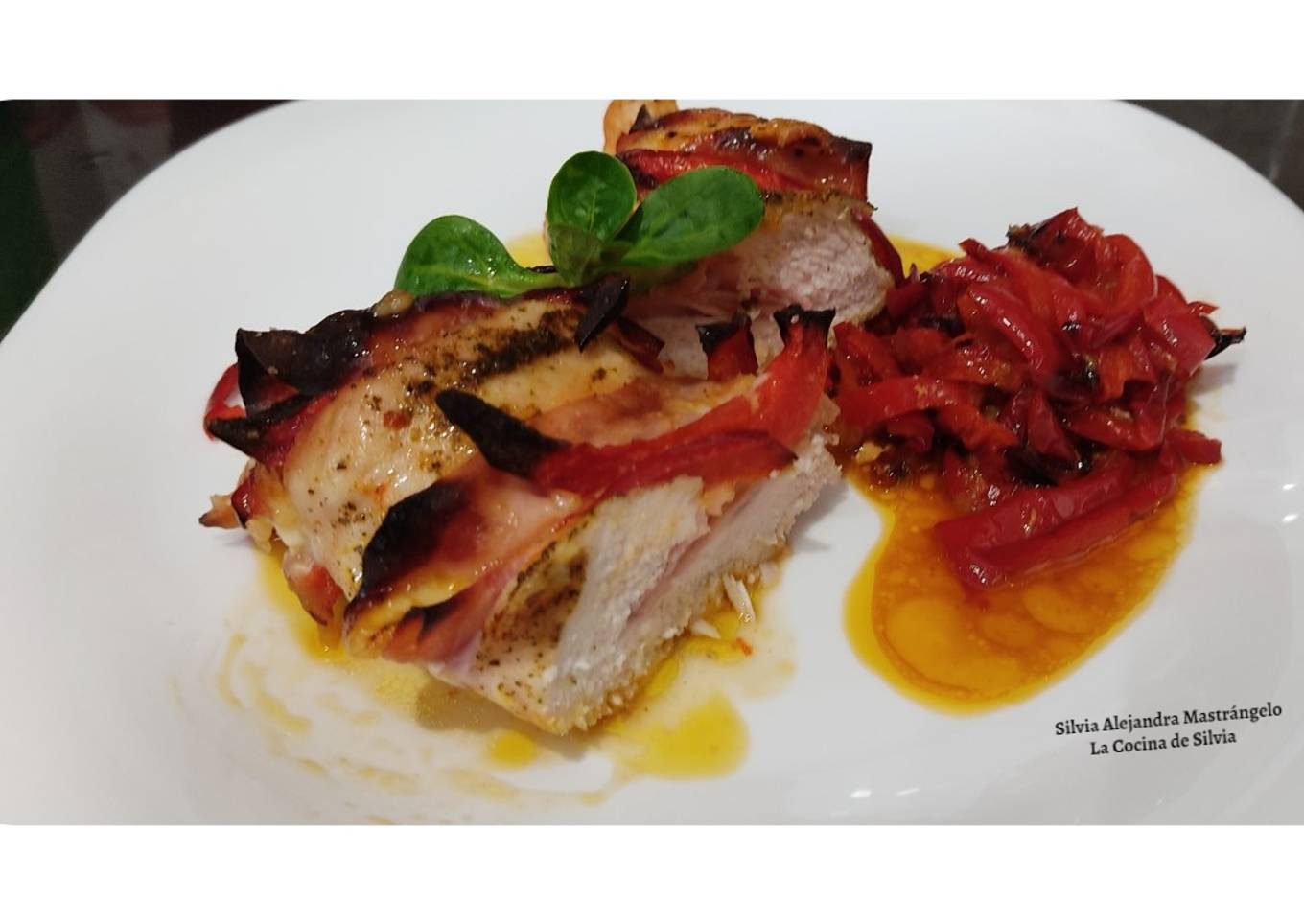 Pechuga de pollo con pimientos, jamón y queso