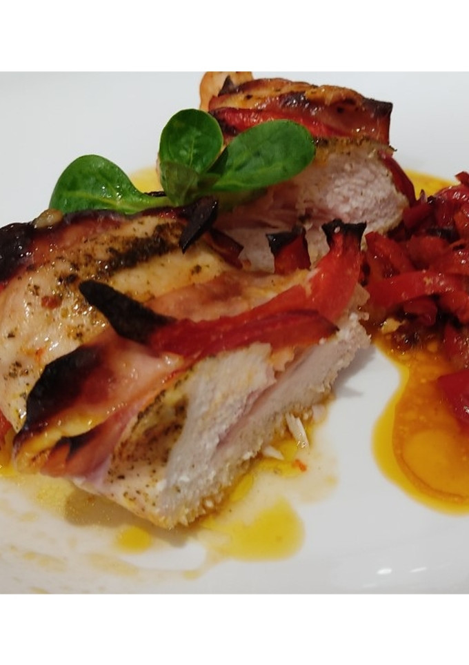 Una foto de Pechuga de pollo con pimientos, jamón y queso