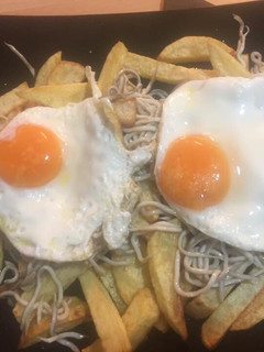 Una foto de Huevos rotos con gulas