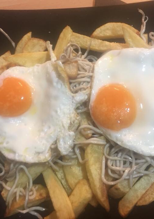 Una foto de Huevos rotos con gulas