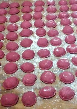 Una foto de Sorrentinos con masa de remolacha rellenos de ricota y espinaca