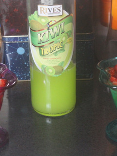 Una foto de Copa de manzana con fresas regada con licor de kiwi