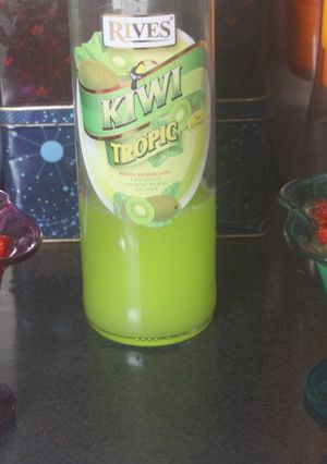 Una foto de Copa de manzana con fresas regada con licor de kiwi