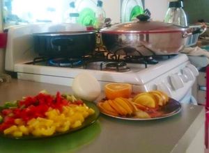 Una foto de Pollo a la naranja y arroz a la jardinera