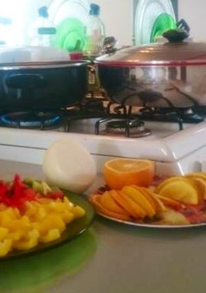 Una foto de Pollo a la naranja y arroz a la jardinera