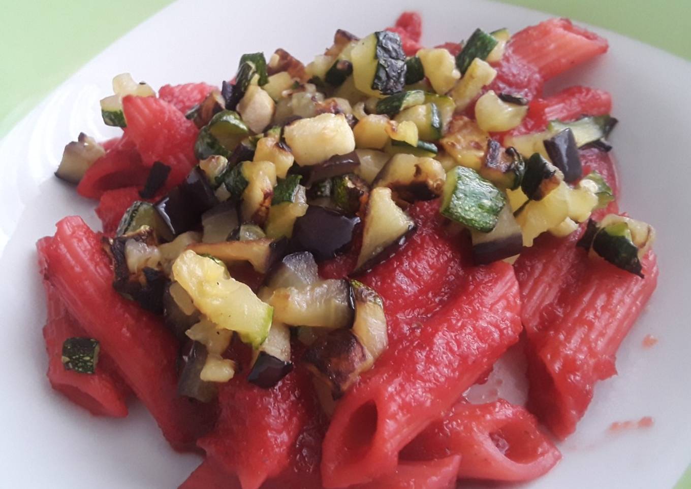Pasta🍝con salsa de remolacha, calabacín y berenjena...🍝🥒🍆🌰🌶🍝
