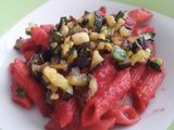 Pasta🍝con salsa de remolacha, calabacín y berenjena...🍝🥒🍆🌰🌶🍝