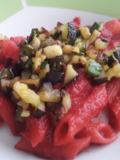 Una foto de Pasta🍝con salsa de remolacha, calabacín y berenjena...🍝🥒🍆🌰🌶🍝
