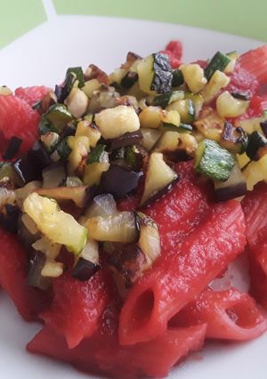 Una foto de Pasta🍝con salsa de remolacha, calabacín y berenjena...🍝🥒🍆🌰🌶🍝