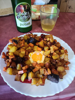 Una foto de Patatas y boniato con huevo y morcilla
