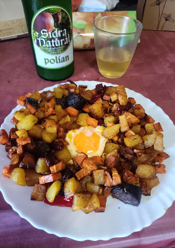 Una foto de Patatas y boniato con huevo y morcilla